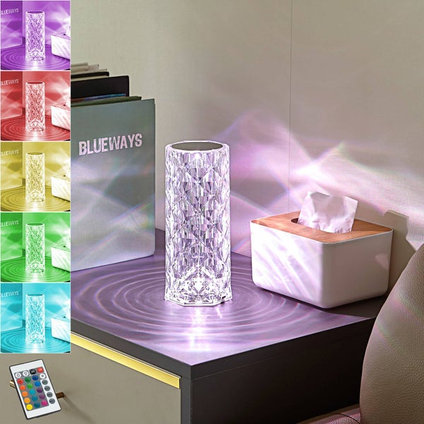 Kristall-LED-Tischleuchte in Zylinderform mit Fernbedienung auf einem Tisch, dekorative Lichteffekte und einstellbarer Farbwechsel.