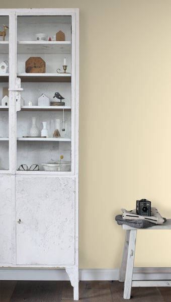 Vintage Wohnszene mit Schrank, Hocker und Dekorationsartikeln