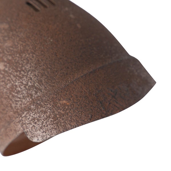 Detailansicht eines Pflanzgefäßes aus Metall