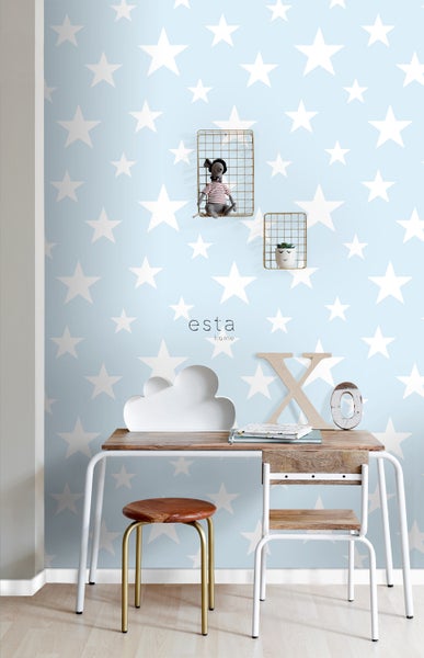 Kinderzimmer mit Sternchentapete, Schreibtisch und Stuhl
