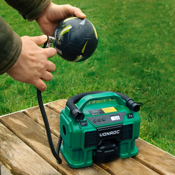 VONROC Akku-Kompressor VPower - 20V Akku und 12V Zigarettenanzünder-Stecker - Max. Arbeitsdruck 11 bar - Inkl. 8-teiligem Zubehör - Inkl. 1x 4.0Ah Akku und Ladegerät