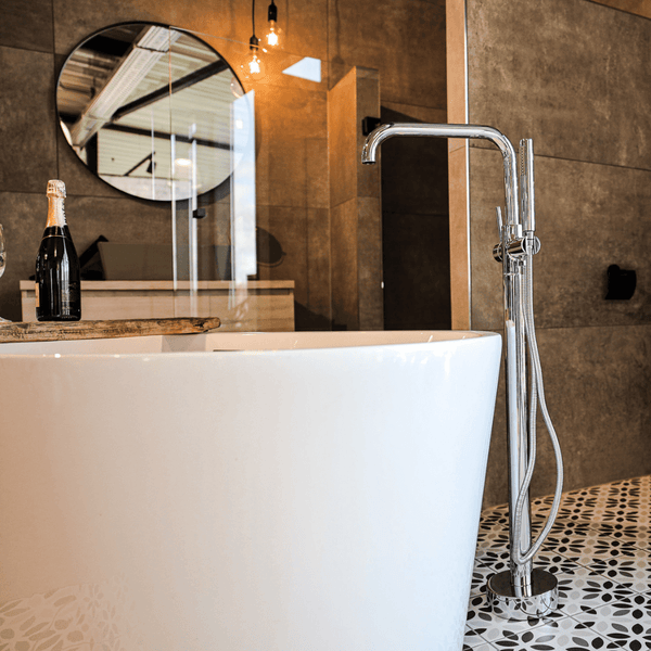 EcoRain Freistehende Wannenarmatur mit Handbrause Charles 110 CM - Messing & Keramikscheiben - 30% Wassersparend - Universeller Anschluss - Korrosionsbeständig - Chrom