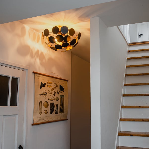 Flur mit Deckenleuchte, Treppe und Wandbild