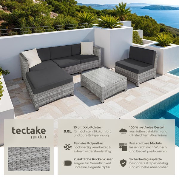 Gartenlounge-Set aus Polyrattan mit Tisch und grauen Polstern auf einer Terrasse mit Meerblick