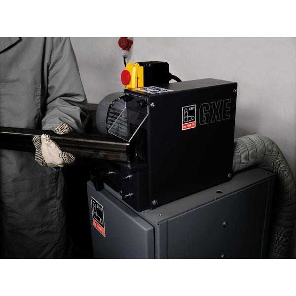 Werkstattschrank aus Metall mit zwei geöffneten Türen, vier Schubladen, ausziehbaren Fachböden und Werkzeugzubehör.