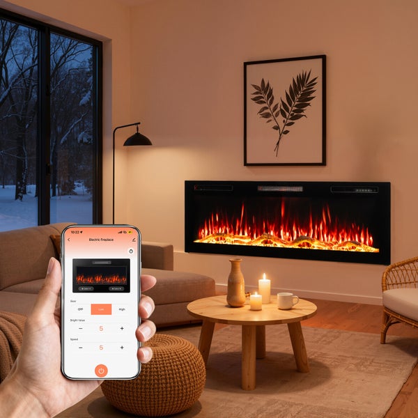 Wohnzimmer mit Elektrokamin und Smartphone zur Steuerung der Heizung