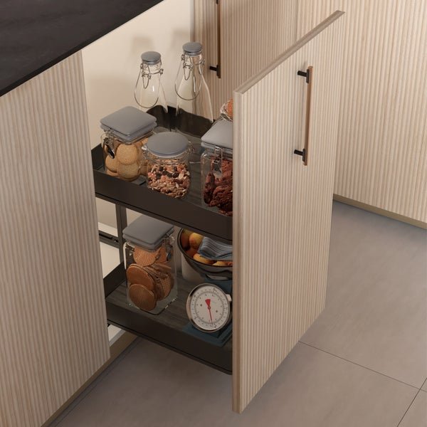 Moderner Küchenunterschrank mit geöffnetem Auszug und geriffelter Holzfront, übersichtlich bestückt mit Vorratsgläsern und einer Küchenwaage.