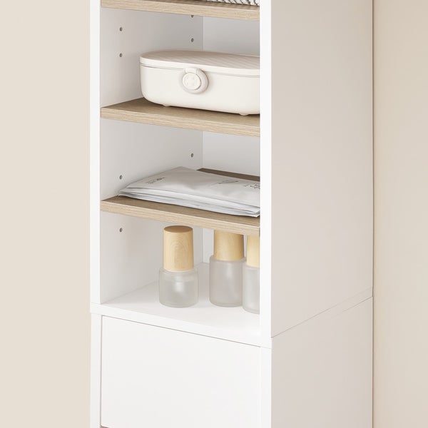 Detailaufnahme eines weißen Schranks mit mehreren Ablagen und Schublade zur Aufbewahrung verschiedener Gegenstände.