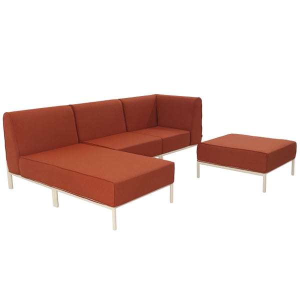 Modulares Garten-Lounge-Set mit einem terrakottafarbenen Sofa und Hocker auf einem weißen Metallgestell.