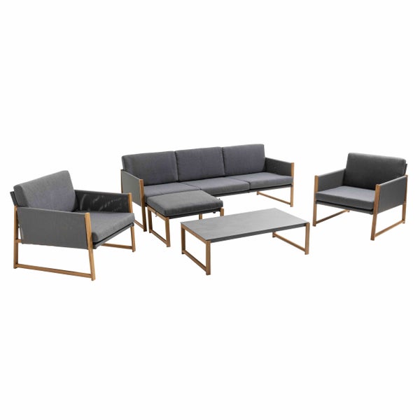 Moderner Garten-Loungesessel mit Holzgestell und grauen Polstern auf einer Holzterrasse im Garten.
