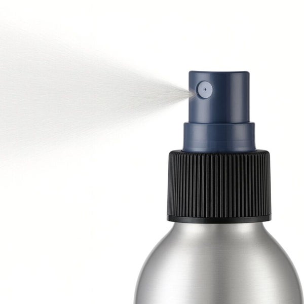 Sprühflasche in Aktion mit feinem Sprühnebel