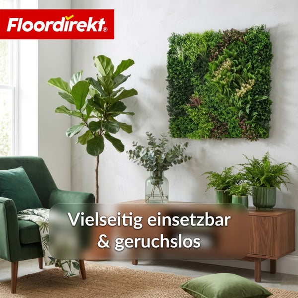 Künstliche Wandbegrünung in einem hellen Wohnzimmer mit verschiedenen Zimmerpflanzen auf einem Sideboard und einem Sessel. Floordirekt Logo.