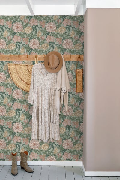 Helle, einladende Diele mit floraler Tapete, Garderobe mit Kleidung und Stiefeln