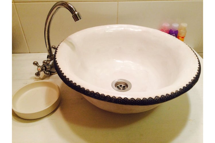 Keramikwaschbecken mit Wasserhahn und Ablaufgarnitur
