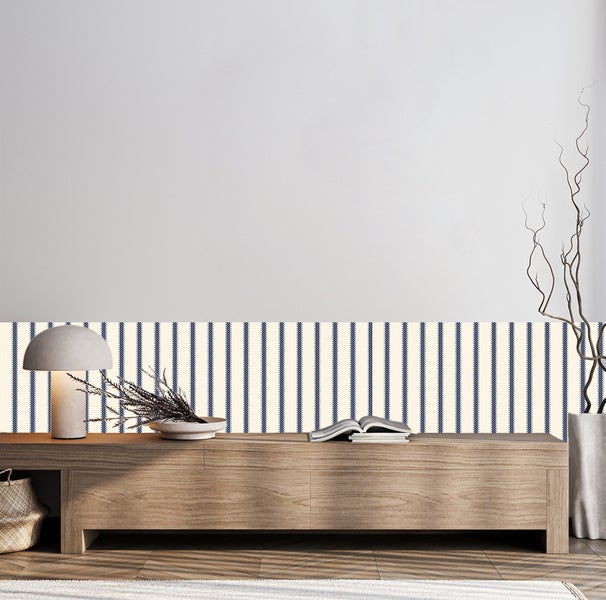 Szene mit gestreifter Bordüre, Lampe, Dekoration und Holzkommode