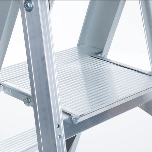 Detailaufnahme einer Aluminium-Trittleiter mit geriffelter Stufe