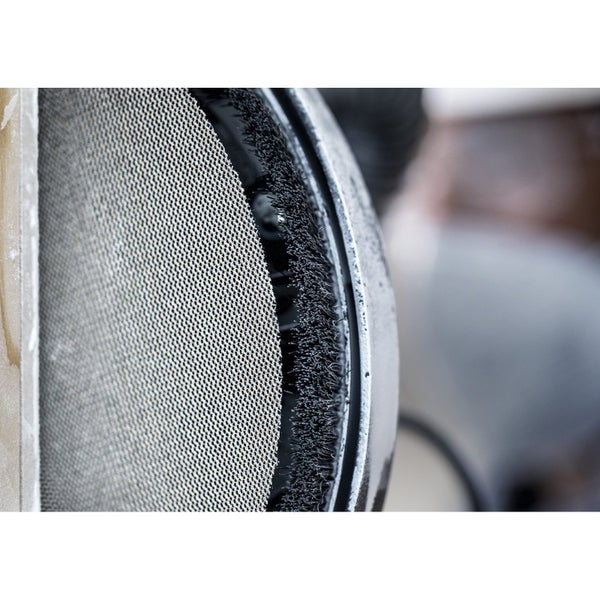 Detailansicht einer runden Lüftungsanlage mit Filter und Bürstendichtung