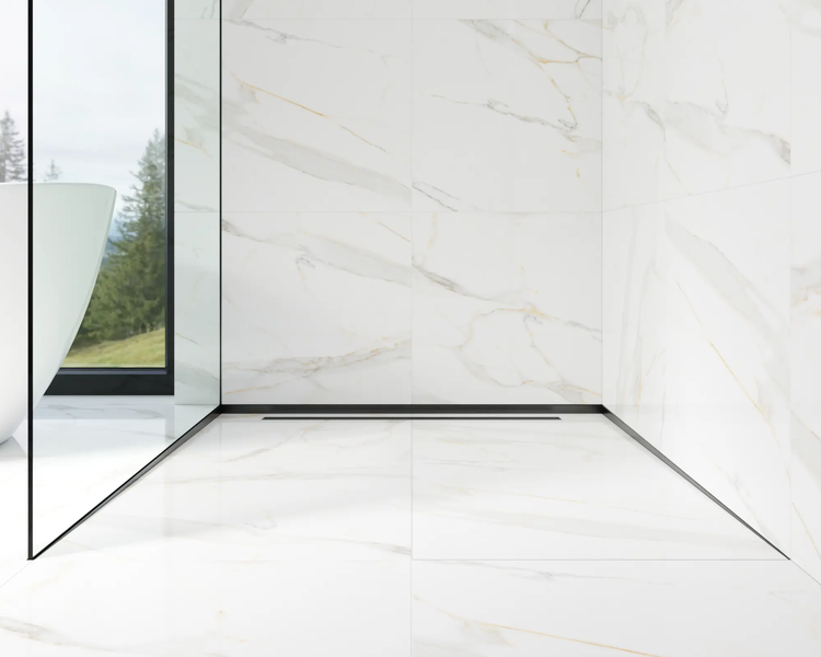 Begehbare Dusche mit großformatigen Wand- und Bodenfliesen in Marmoroptik, Glasabtrennung und schmaler Duschrinne.
