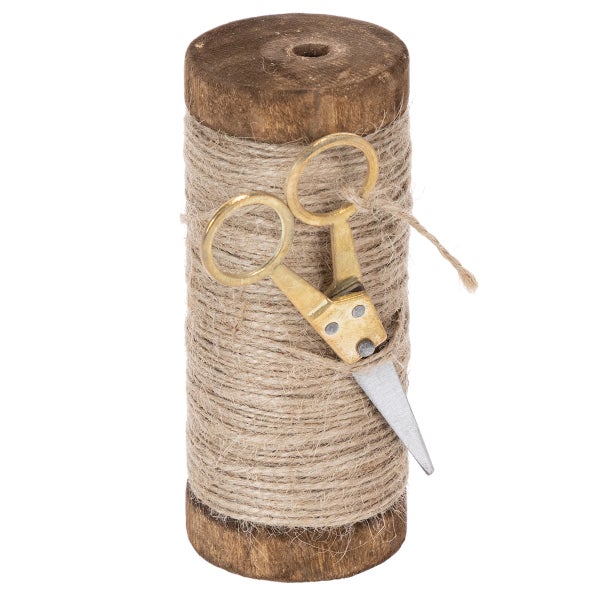 Holzspule mit Bindefaden und kleiner Schere aus Metall.
