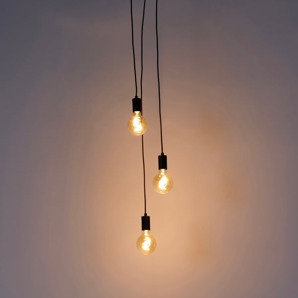 Pendelleuchte mit drei Glühbirnen an schwarzen Kabeln