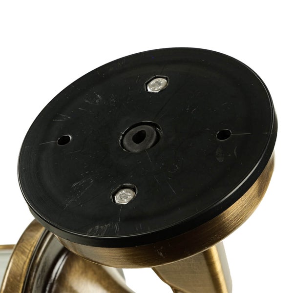 Detailansicht einer Lampenhalterung mit Schrauben