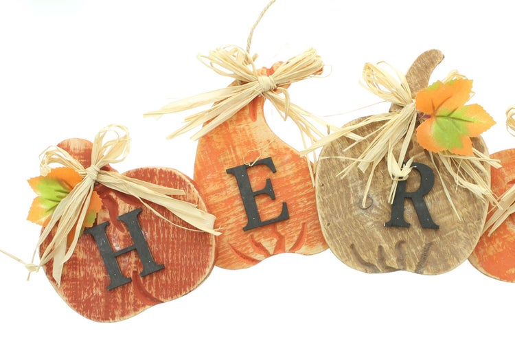 Dekoratives Kürbis-Hängeornament mit den Buchstaben 'H', 'E', 'R' für Herbstdekoration