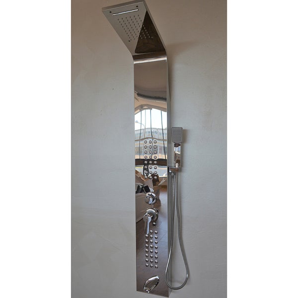 Duschpaneel aus chromfarbenem Edelstahl mit Regendusche, Handbrause und integrierten Massagedüsen.