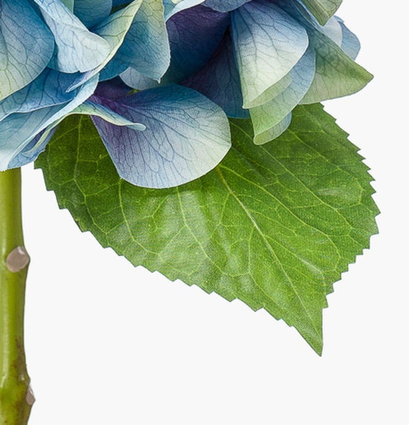 Künstliche Hortensie mit blauen Blüten, grünen Blättern und langem Stiel.