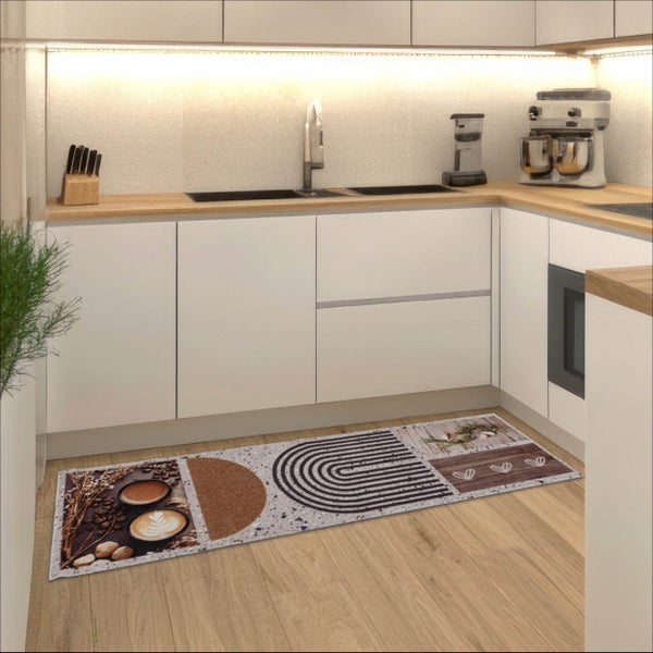 Küchenläufer mit Kaffee-Motiven in einer hellen, modern organisierten Küche mit Schränken und Arbeitsplatte in Holzoptik.