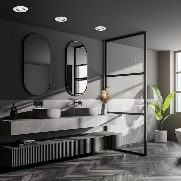 Modernes Badezimmer mit Waschtischen, Spiegeln, Duschkabine und Deckeneinbaustrahlern