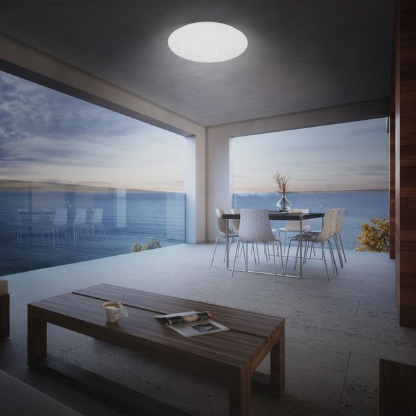 Runde LED-Deckenleuchte mit Sternenhimmel-Effekt in einem modernen Terrassenbereich mit Meerblick.