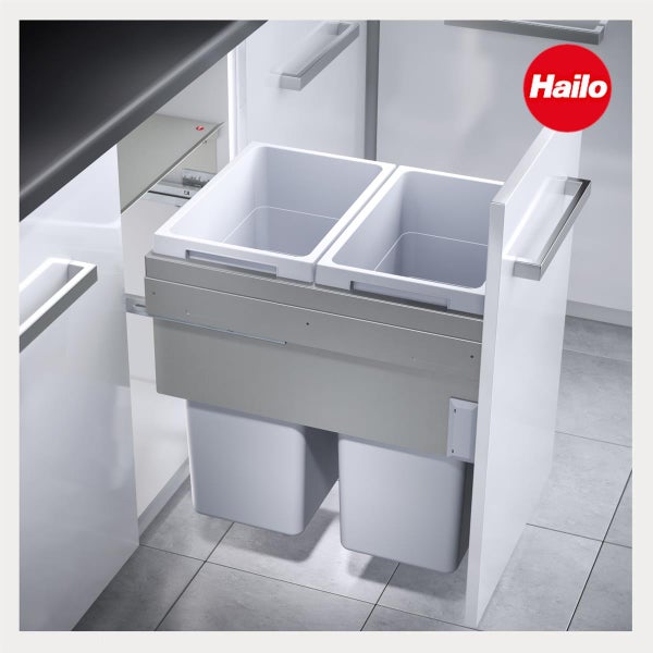 Hailo Einbau-Mülltrennsystem mit zwei Behältern, montiert in einem Küchenunterschrank-Auszug. Hailo Logo.