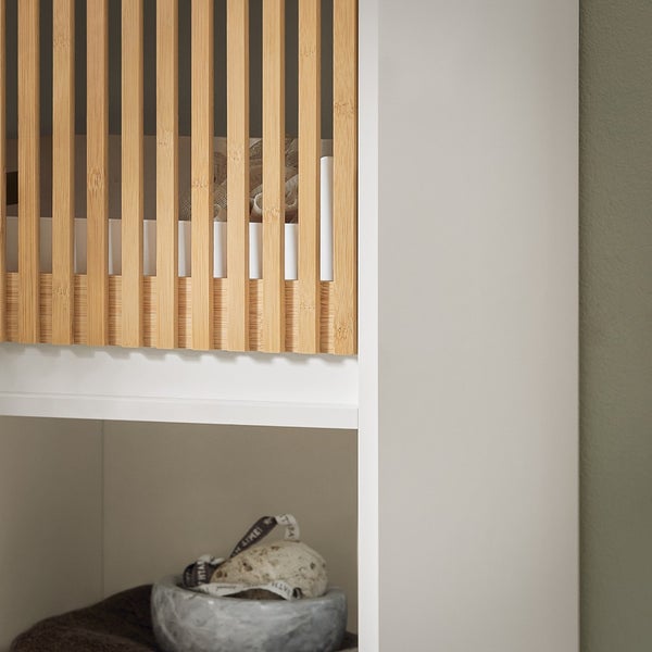 Badezimmerschrank mit Bambusfront und Ablagefläche