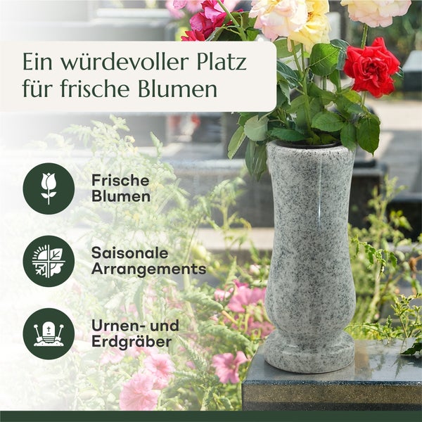 Eine granitfarbene Grabvase mit bunten Rosen auf einem Grabstein mit Symbolen für frische Blumen, saisonale Arrangements und Gräber.