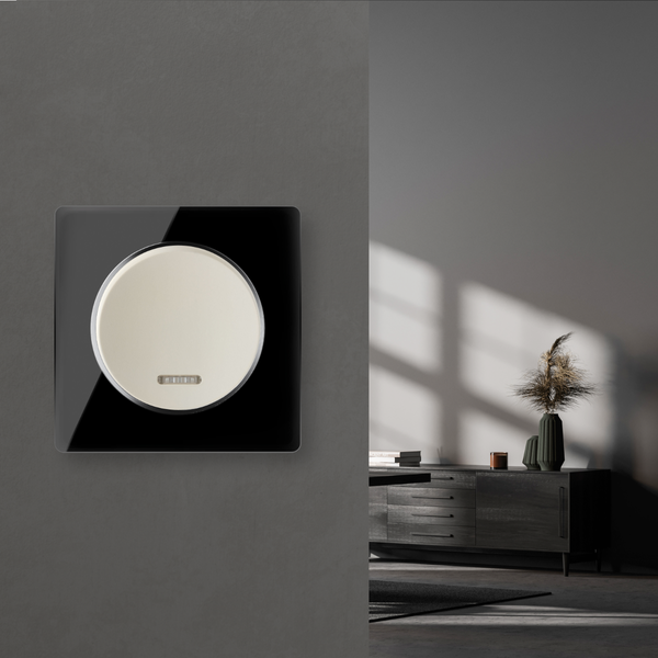 Moderner runder Lichtschalter mit rechteckigem Rahmen an einer Wand in einem eleganten Wohnbereich.