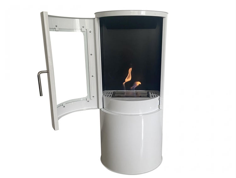 Dekokamin mit offener Tür und Flamme im Inneren