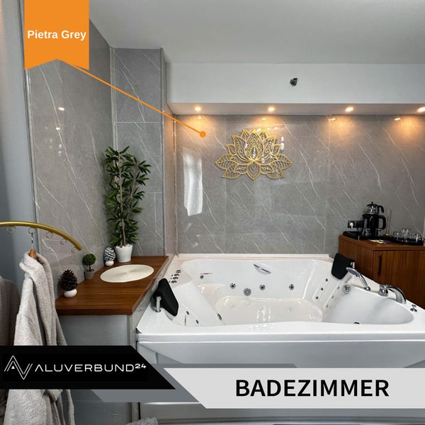 Badezimmer mit Whirlpool, grauem Wandpaneel im Marmorstil und goldener Lotusblumen-Dekoration