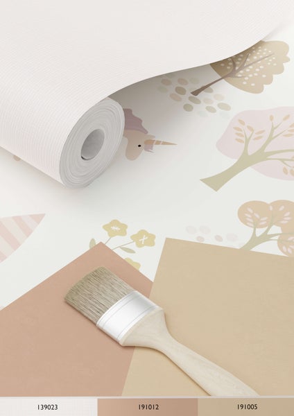 Tapetenrolle mit Einhornmuster und Farbfelder mit Pinsel