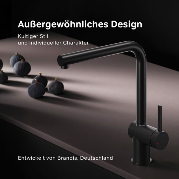 Schwarze Küchenarmatur vor Feigen