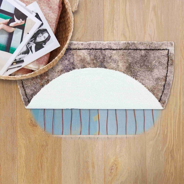 Teppich mit Antirutschmatte auf Holzboden und Korb mit Fotos