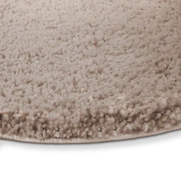 Detailansicht eines beigen Teppichs mit hohem Flor