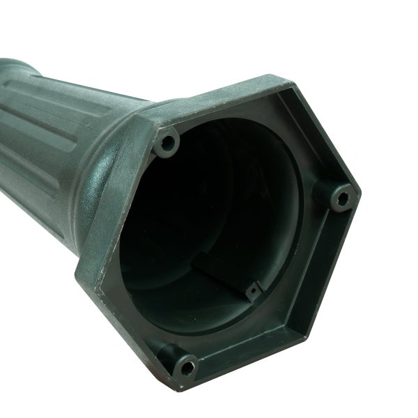 Schwarzer, sechseckiger Standfuß für Außenleuchten aus Kunststoff mit Befestigungslöchern.