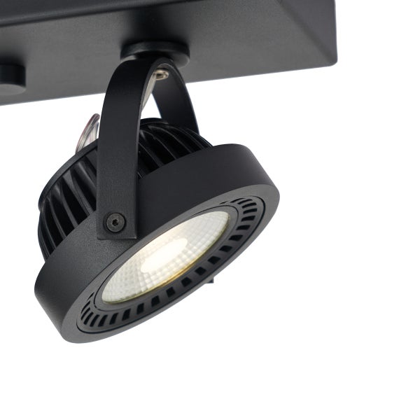 Ein schwenkbarer Deckenstrahler mit LED-Leuchtmittel in moderner Ausführung für die Innenbeleuchtung.
