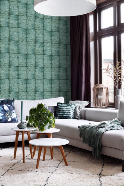 Wohnzimmer mit Sofa, Couchtischen und gemusterter Tapete für ein gemütliches Ambiente.