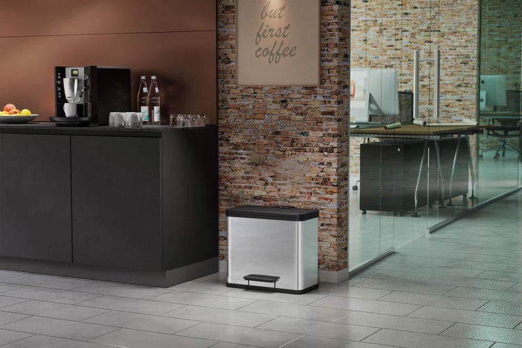 Büroküche mit Treteimer, Kaffeemaschine und Spender für Erfrischungsgetränke