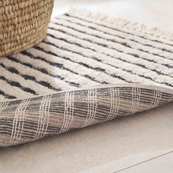 Teppich mit Streifenmuster und Korb
