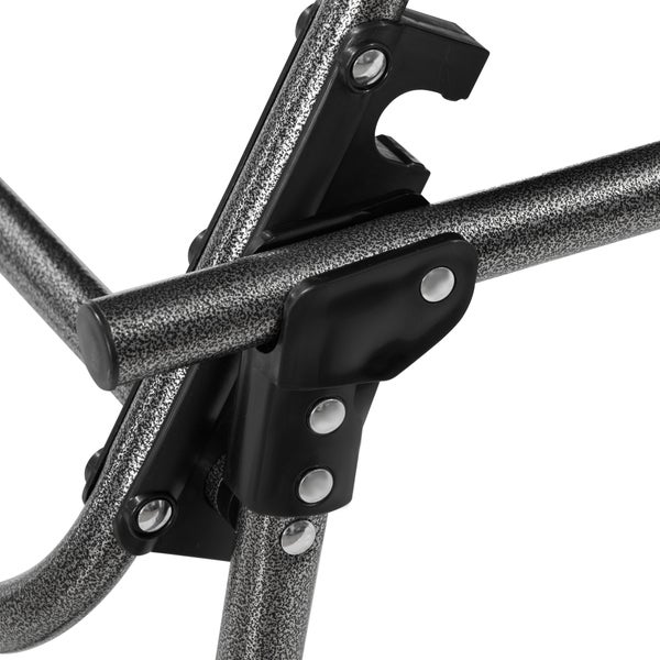 Detailaufnahme eines Metallrahmens für Klappmöbel mit Kunststoffgelenken und Nieten in Hammerschlag-Optik.