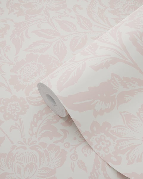 Tapete mit floralem Muster, Rolle teilweise ausgerollt.