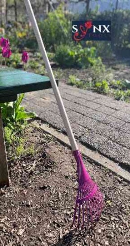 Gartenrechen mit Holzstiel für die Gartenarbeit