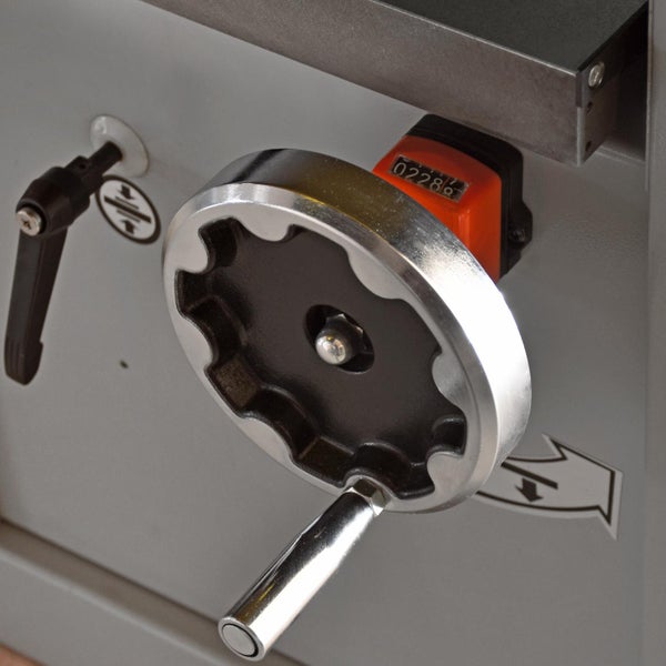 Detailansicht einer Werkzeugmaschine mit Handrad und Zählwerk